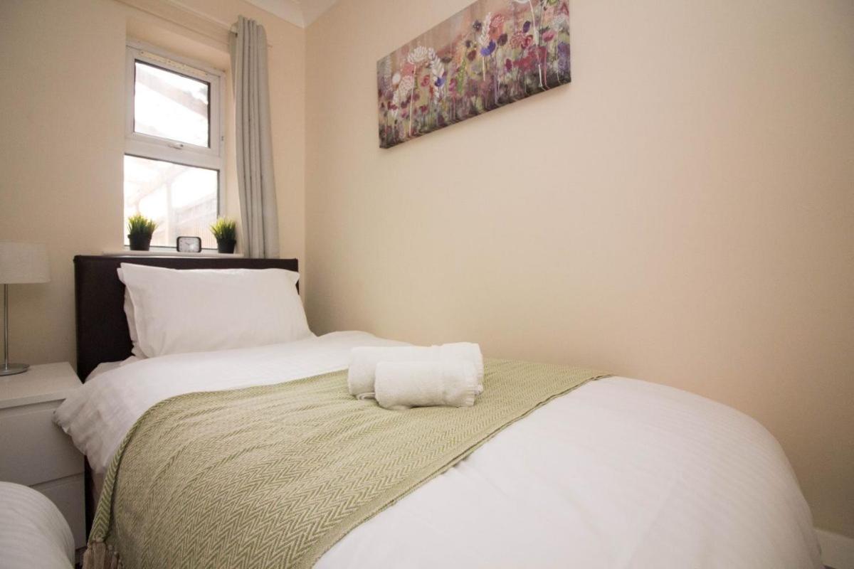 Stayzo Penthouse Accommodation 2- Premier Lodge Southampton Extérieur photo