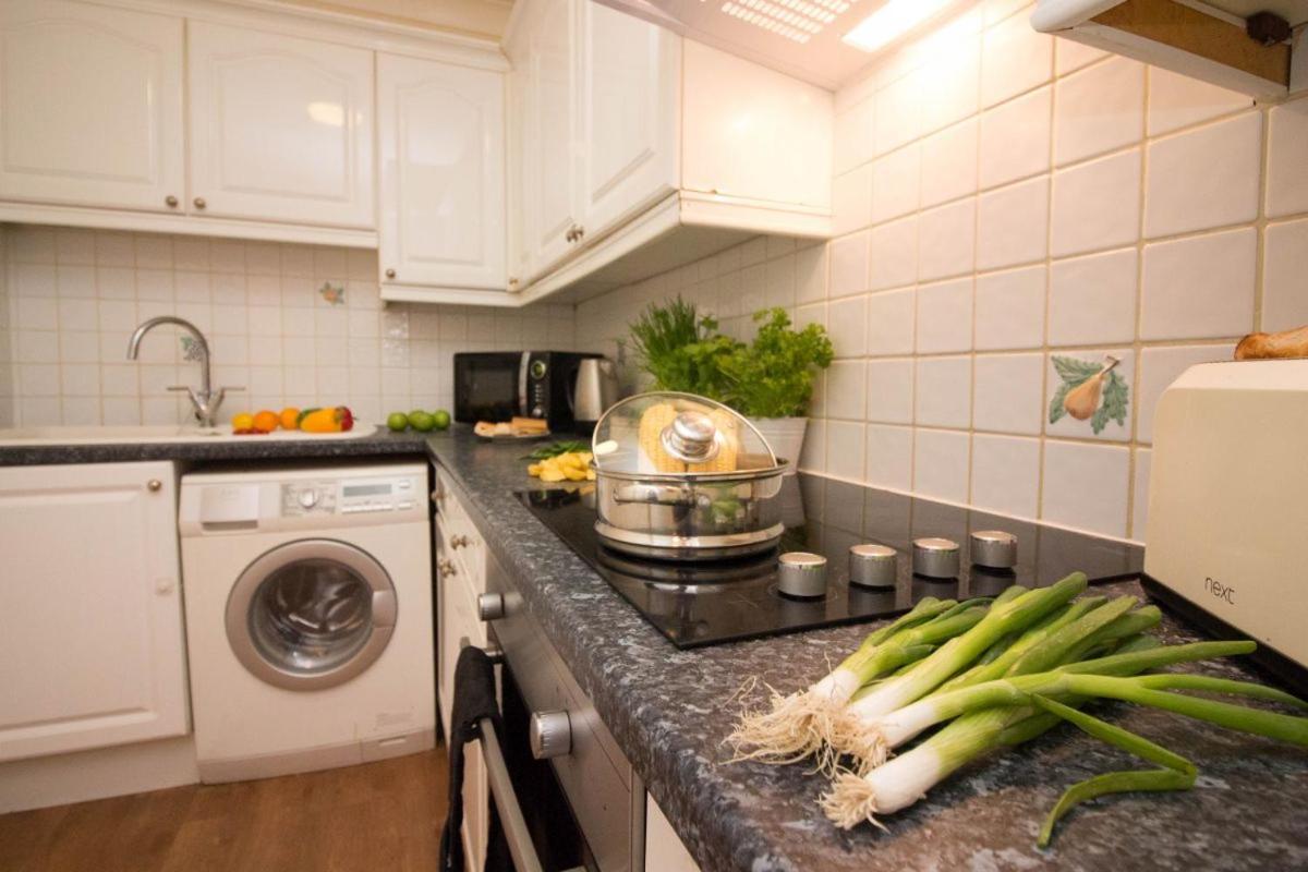 Stayzo Penthouse Accommodation 2- Premier Lodge Southampton Extérieur photo