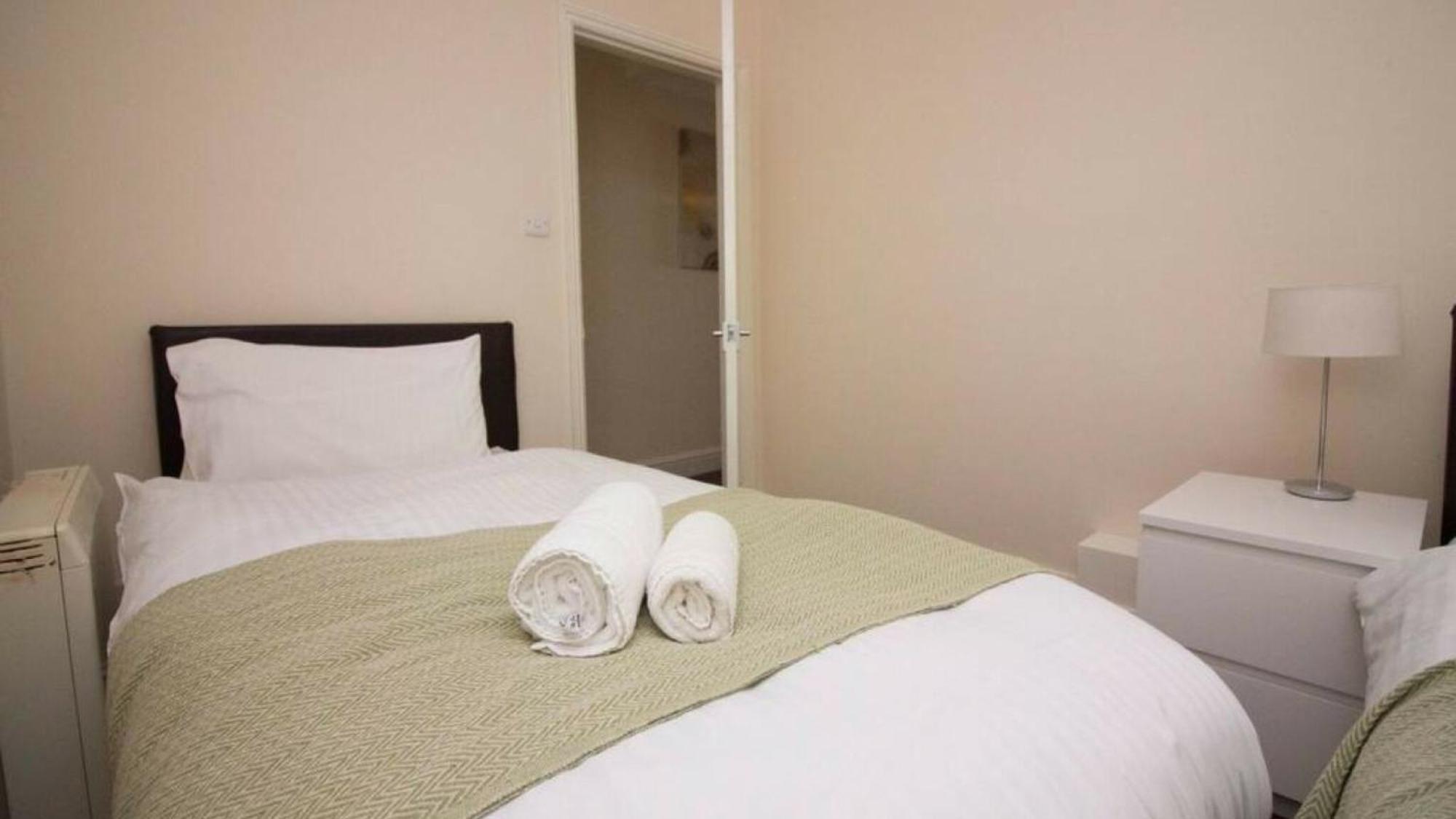 Stayzo Penthouse Accommodation 2- Premier Lodge Southampton Extérieur photo